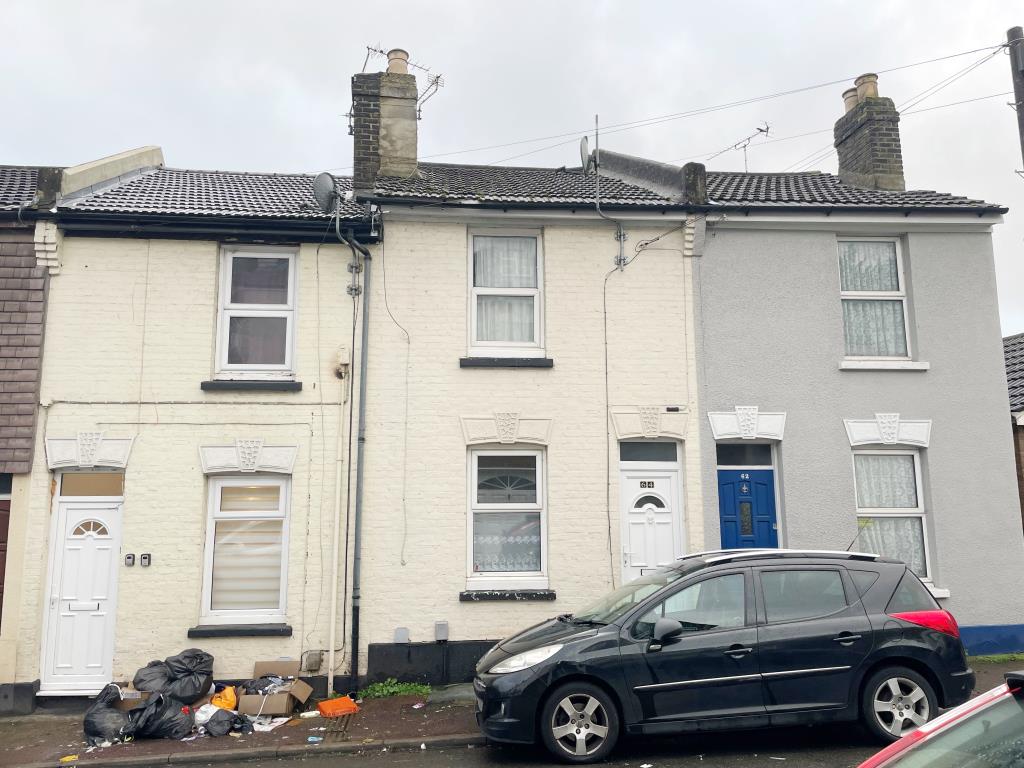Lot: 1 - TWO-BEDROOM MID-TERRACE HOUSE - Mid terrace house painted in cream